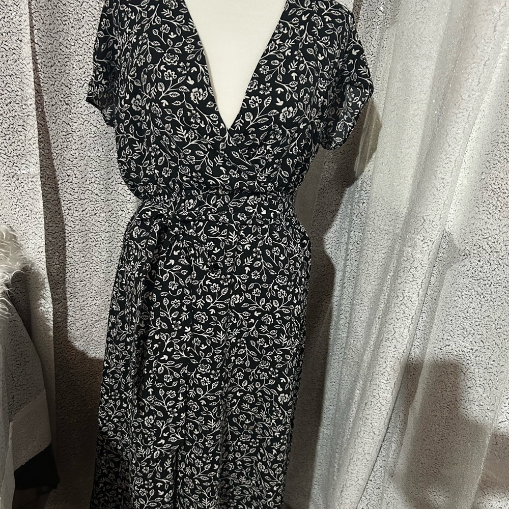 Morgan Taylor Elegant Black and White Leaf Print Maxi Dress